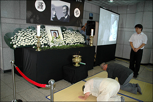  송기인 신부와 하일민 전 교수가 19일 오후 부산 민주공원에 마련된 고 김대중 전 대통령 분향소에서 절을 하고 있다.