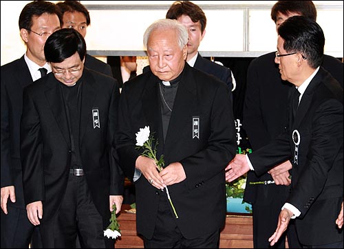 정진석 추기경이 19일 오후 서울 신촌 세브란스병원 장례식장에 마련된 고 김대중 전 대통령의 빈소를 찾아 조문순서를 기다리고 있다. 