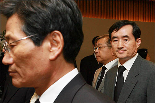 신영철 대법관이 19일 오후 서울 신촌 세브란스병원 장례식장에 마련된 김대중 전 대통령의 빈소를 찾아 조문하고 있다.