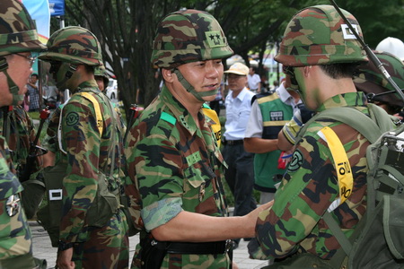 강평이 모두 종료된후 이진모 제50보병사단장이 훈련에 참가한 장병들을 격려하고 있다.