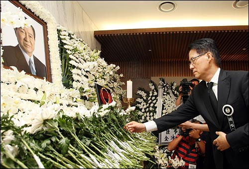 박지원 의원이 2009년 8월 19일 밤 서울 신촌 세브란스병원 장례식장에 마련된 고 김대중 전 대통령 빈소에서 헌화하고 있다.