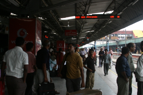 델리역의 승강장에서 기차를 기다리는 사람들