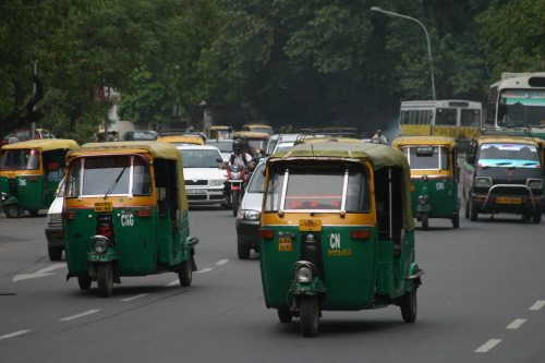 오토바이들이 내뿜는 공해로 골치를 앓은 인도 정부는 오토릭샤의 연료로 천역가스를 권장한다
