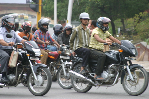 인도 대기오염의 주범은 거리를 달리는 오토바이들이다