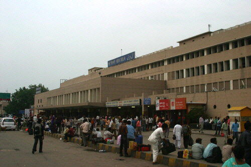 인파로 붐비는 델리역