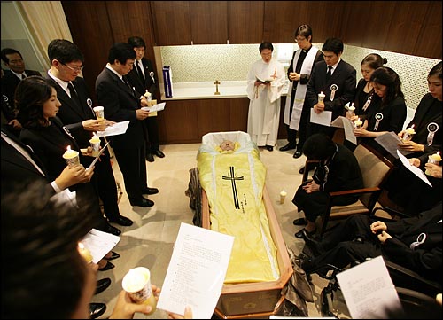 20일 오후 서울 신촌 세브란스병원 장례식장에서 고 김대중 전 대통령 입관식이 천주교 의식에 따라 엄수되고 있다.