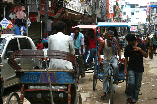 델리 특히 빠하르간지에는 오직 인력으로만 움직이는 자전거릭샤를 쉽게 찾아볼 수 있다