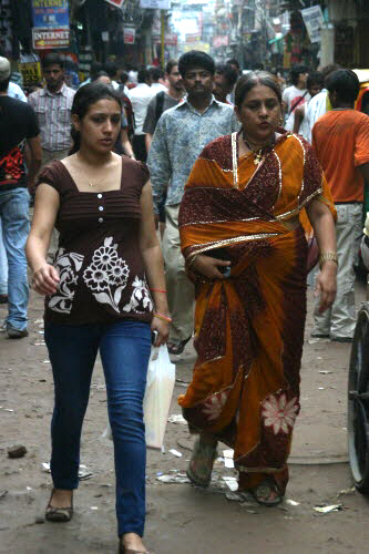 어머니 세대와는 달리 델리의 신세대들은 전통의상을 즐겨 입지 않는다
