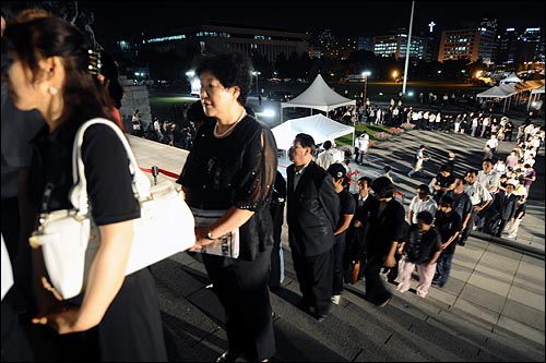 20일 밤 고 김대중 전 대통령 국장 공식 빈소가 마련된 여의도 국회의사당앞에 조문객들의 발길이 이어지고 있다.