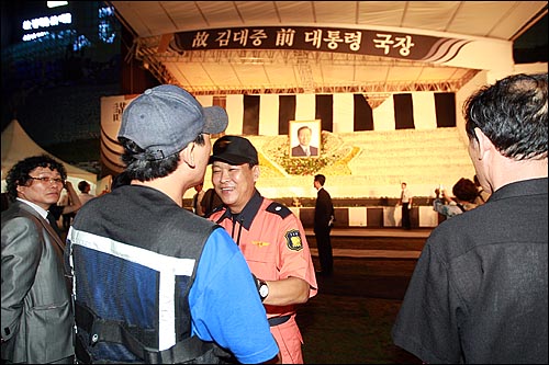 고 김대중 전 대통령 분향소의 차양막이 기울어 무너진 가운데 20일 밤 서울시청앞 분향소를 찾은 시민들이 항의를 하고 있다.