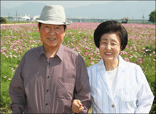 21일 고 김대중 전 대통령의 일기와 함께 공개된 사진. 부인 이희호씨와 함께 한 생전의 모습이다. 