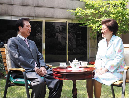 21일 고 김대중 전 대통령의 일기와 함께 공개된 사진. 부인 이희호씨와 함께 한 생전의 모습이다.