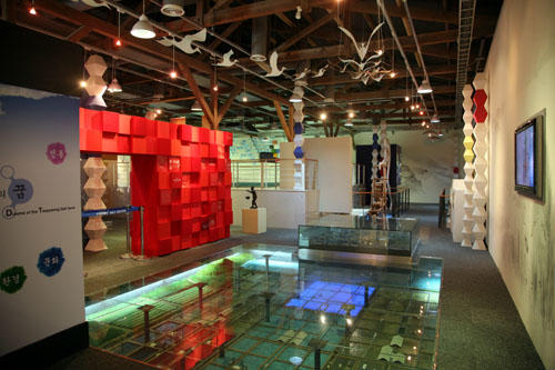 소금 박물관 내부로 소금의 역사와 문화가 설명돼 있다