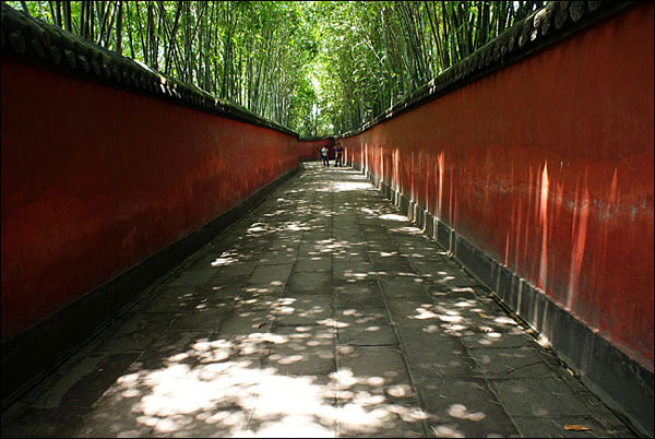 삼의묘에서 한소열묘로 가는 붉은 벽담 길. 청두를 소개하는 TV 광고에 자주 등장하는 명소다. 