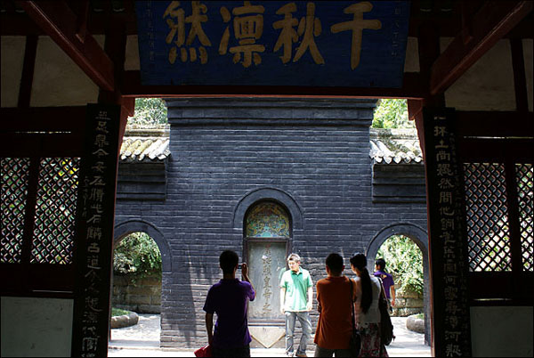 능원으로 들어가는 전돌 안에 있는 비석은 청나라 강희제가 친히 쓴 비문이다.