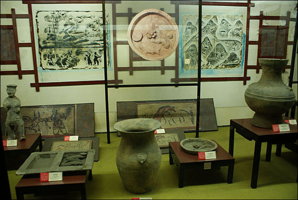 삼국문물박물관에는 쓰촨 뿐만 아니라 중국 각지에서 출토된 삼국시대 희귀 유물이 전시되어 있다.