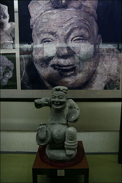 중국 국보로 지정되어 있는 설창용. 오직 쓰촨에서만 볼 수 있는 한나라 유물이다.