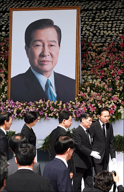 이명박 대통령이 부인 김윤옥씨와 함께 21일 국회에 마련된 김대중 전 대통령 공식 빈소를 찾아 조문하고 있다.