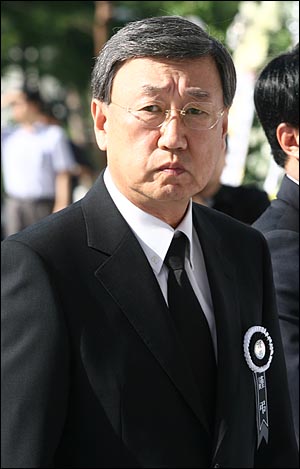 박용현 두산그룹 회장이 21일 오전 여의도 국회에 마련된 고 김대중 전 대통령 국장 공식 빈소를 찾아 조문하고 있다.