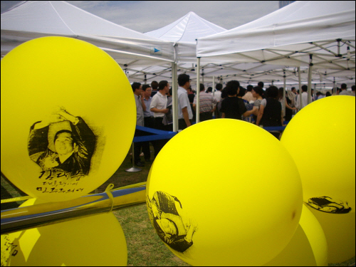 5000여개의 노란 풍선이 서울광장을 장식한 가운데 시민들이 분향 순서를 기다리고 있다.