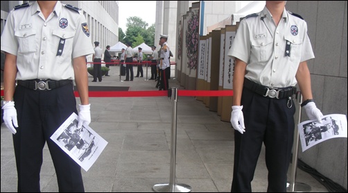 21일 오후 북한 조문단의 방문을 앞두고 기습 시위에 대비해 경찰이 분향소 주위를 경비하고 있다.
