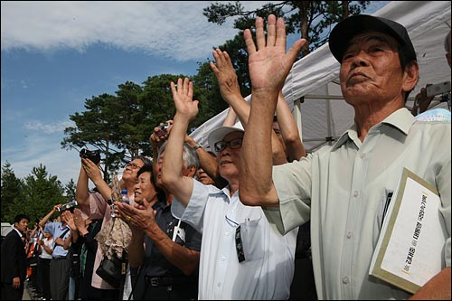 북측 특사 조의방문단이 21일 오후 여의도 국회에 마련된 고 김대중 전 대통령 국장 빈소를 조문한 가운데 이를 지켜보던 시민들이 손을 흔들며 환영하고 있다.