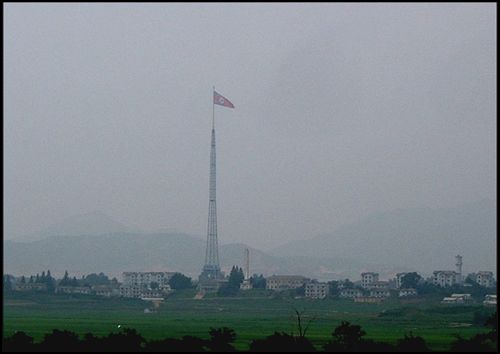  판문점에서 본 북한측 평화의 마을에 게양된 세계에서 제일 높고 큰 인공기 