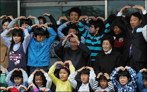14년만에 고향 하의도를 찾은 김대중 전 대통령 내외가 섬마을 어린이들과 해맑은 미소를 지으며 "사랑해요"를 외치며 기념사진을 촬영하고 있다. 