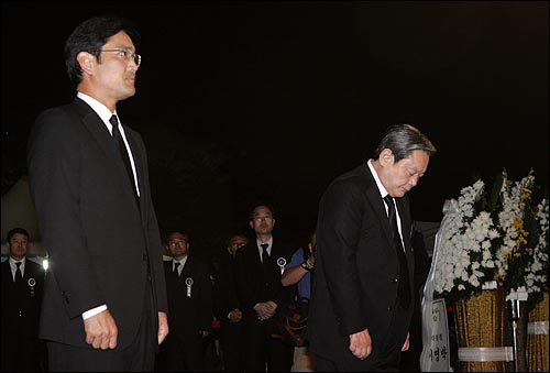 2009년 8월 22일 이건희 전 삼성그룹 회장과 아들 이재용 삼성 전무가 21일 밤 여의도 국회에 마련된 고 김대중 전 대통령 국장 빈소를 찾아 조문하고 있다.