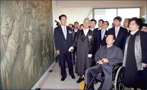 지난 4월 개관식에 참석한 김대중 전 대통령과 이희호 여사가 하의3도 농민운동기념관 내부를 둘러보고 있다.