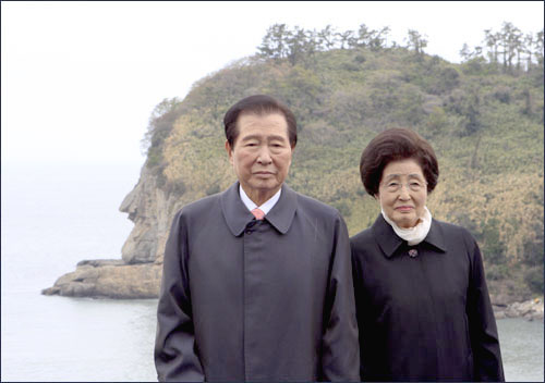 지난 4월 하의도를 방문한 김대중 전 대통령과 이희호 여사가 큰바위얼굴이 보이는 곳에서 기념촬영을 하고 있다.