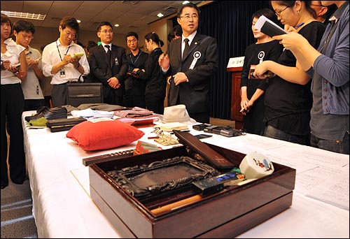 영결식을 하루 앞둔 22일 오전 국회 정론관에서 고 김대중 전 대통령이 남긴 유품이 언론에 공개됐다.