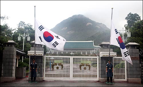 고 김대중 전 대통령 장례가 국장으로 결정된 가운데 20일 청와대에 조기가 내걸렸다.