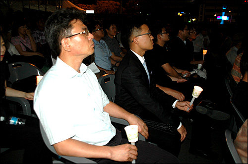 일부 시민들은 촛불을 들고 22일 저녁 부산역 광장에서 열린 고 김대중 전 대통령 추모문화제에 참석했다.