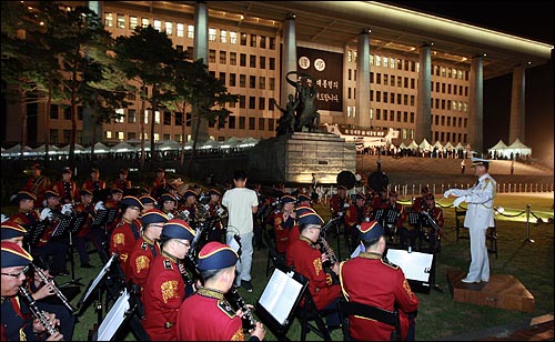 고 김대중 전 대통령 국장 영결식을 하루앞둔 22일 저녁 여의도 국회의사당앞에서 군악대가 연습하고 있다.
