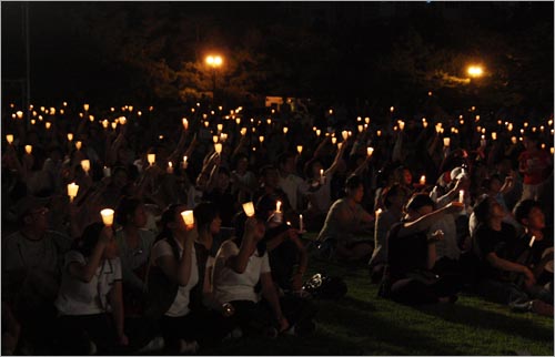 22일 밤 서대전시민공원에서 열린 '고 김대중 대통령 서거 대전시민 추모문화제'에 참석한 시민들이 촛불을 들고 "김대중 대통령님 사랑합니다"를 외치고 있다.