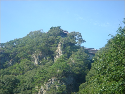 운제산의 수려한 경관, 자장암에 오르면 자연경관이 뛰어나 각지 사진작가들의 인기를 한 몸에 받고 있다