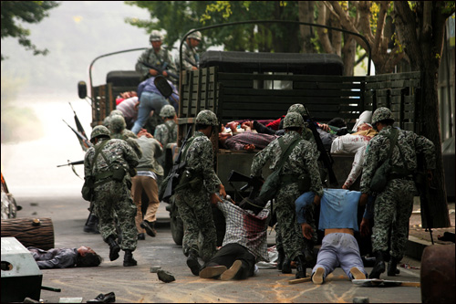 영화의 한 장면 광주를 점령한 계엄군이 광주시민들을 무자비하게 폭행하고 끌고가고 있는 모습.