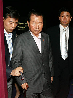  김대중 전 대통령이 2007년 8월 9일 오전 5·18 광주 민주화 운동을 다룬 영화 <화려한 휴가>를 관람한 뒤 극장을 나서고 있다. 