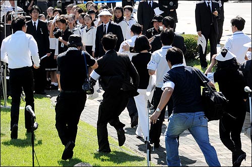 23일 오후 여의도 국회의사당 앞마당에서 엄수된 고 김대중 전 대통령 국장 영결식에서 이명박 대통령이 헌화를 하려는 순간 '위선자'라고 소리치던 한 30대 남성이 경호원들에 의해 끌려나가고 있다.
