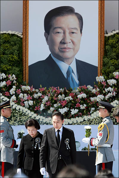  이명박 대통령과 부인 김윤옥씨가 23일 국회 앞마당에서 열린 고 김대중 전 대통령 영결식에서 헌화, 분향한 뒤 걸어 나오고 있다. 
