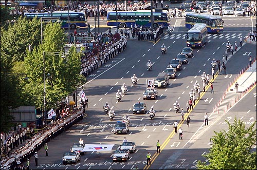 23일 오후 고 김대중 전 대통령 국장 운구행렬이 광화문 네거리를 지나 시청 앞 서울광장으로 향하고 있다.