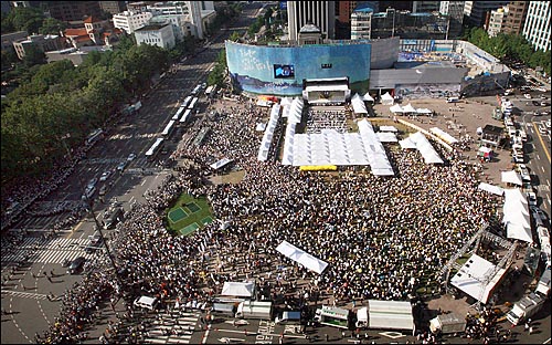 23일 오후 서울시청앞 서울광장 앞에서 수많은 시민들이 고 김대중 전 대통령 국장 운구행렬을 지켜보고 있다.