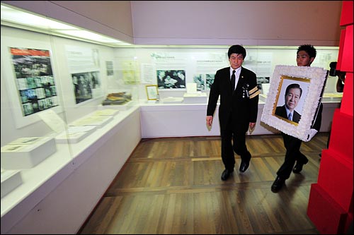 고 김대중 전 대통령 국장 영결식이 23일 오후 여의도 국회에서 엄수된 뒤 영정사진이 동교동 김대중 도서관에 도착해 둘러보고 있다.