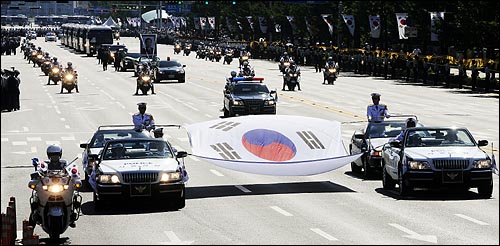 23일 오후 여의도 국회에서 고 김대중 전 대통령 국장 영결식을 마친 운구차량이 국회를 나와 동교동 사저로 향하고 있다.
