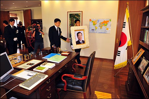 고인의 영정사진이 동교동 김대중 도서관 집무실을 둘러보고 있다.