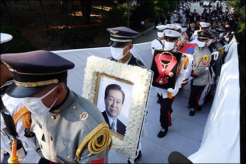 23일 오후 고 김대중 전 대통령 국장 안장식이 열리는 서울 동작구 국립현충원에서 영정사진과 운구가 식장 안으로 들어오고 있다.