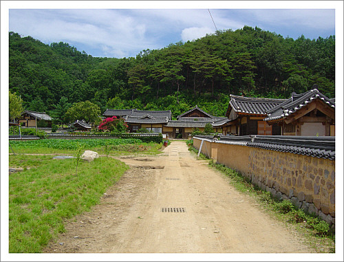 내앞마을 정경 닭실, 하회, 양동마을과 함께 삼남의 4대 길지 중에 하나다. 임하댐과 큰길로 내앞마을은 아늑한 맛은 없다