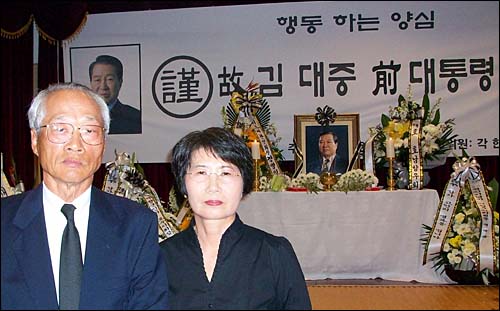 작년 8월 시드니에서 열린 고 김대중 대통령 추모제에 참석한 이주용 화백 부부.