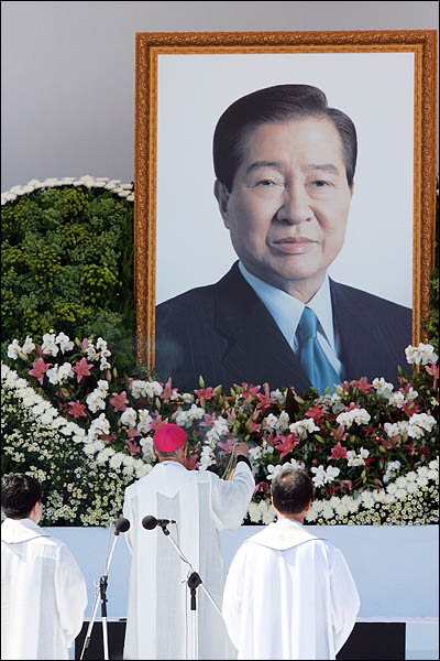 23일 국회 앞마당에서 열린 고 김대중 전 대통령 국장 영결식장에서 천주교 종교의식이 진행되고 있다.